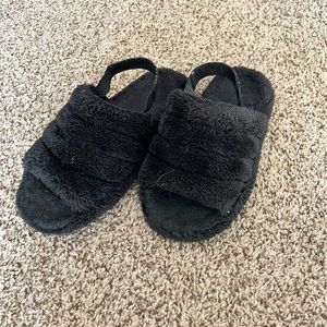 Well loved sandal slippers with heel strap